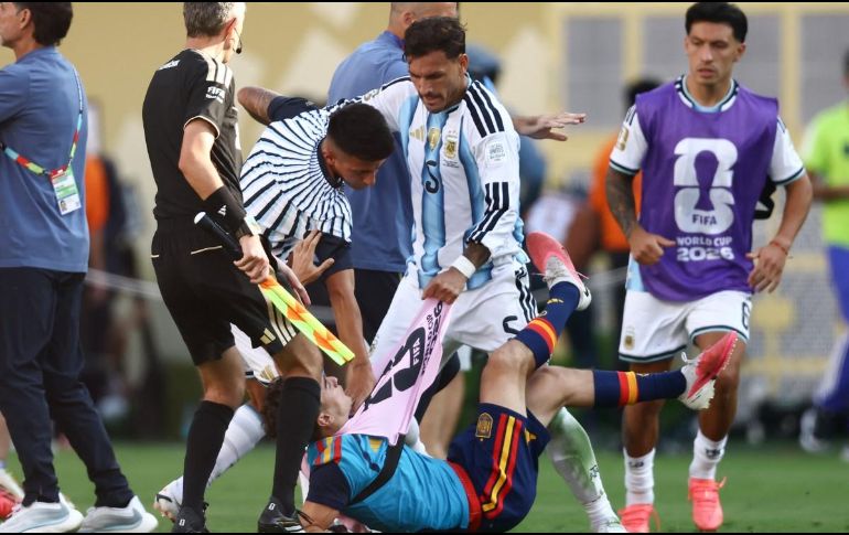 Leandro Paredes derribó a los españoles Eric García y Pablo Páez Gavira 