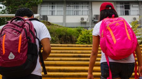 Entre la lista de útiles, libros y cuadernos, la mochila se vuelve un accesorio doloroso en ocasiones. ESPECIAL/PEXELS