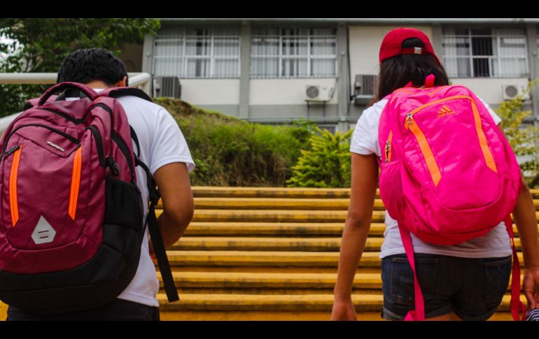 Entre la lista de útiles, libros y cuadernos, la mochila se vuelve un accesorio doloroso en ocasiones. ESPECIAL/PEXELS