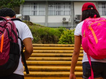 Entre la lista de útiles, libros y cuadernos, la mochila se vuelve un accesorio doloroso en ocasiones. ESPECIAL/PEXELS