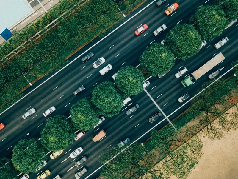 Siguiendo consejos sobre conducción en carretera se puede ahorrar hasta 50% de combustible. UNSPLASH&nbsp;