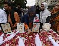 Activistas de derechos humanos celebran una vigilia con velas para honrar a los recién nacidos fallecidos en el incendio de un hospital en Karachi. EFE/S. Akber