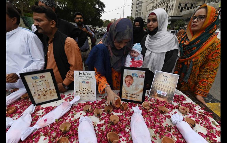 Activistas de derechos humanos celebran una vigilia con velas para honrar a los recién nacidos fallecidos en el incendio de un hospital en Karachi. EFE/S. Akber