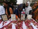 Activistas de derechos humanos celebran una vigilia con velas para honrar a los recién nacidos fallecidos en el incendio de un hospital en Karachi. EFE/S. Akber