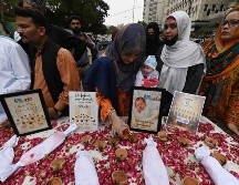 Activistas de derechos humanos celebran una vigilia con velas para honrar a los recién nacidos fallecidos en el incendio de un hospital en Karachi. EFE/S. Akber