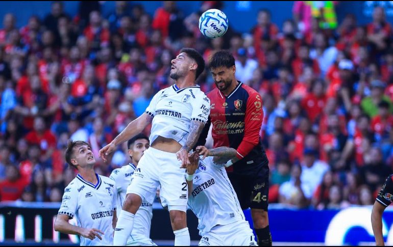 Los Gallos Blancos aprovecharon la superioridad numérica y los errores defensivos del Atlas para sentenciar un partido que exhibió las carencias del equipo de Hernán Crespo. EL INFORMADOR/ J. ACOSTA.