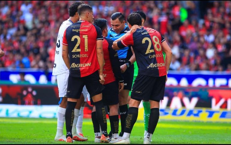 Los Gallos Blancos aprovecharon la superioridad numérica y los errores defensivos del Atlas para sentenciar un partido que exhibió las carencias del equipo de Hernán Crespo. EL INFORMADOR/ J. ACOSTA.