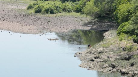 Un tramo del Río Lempa durante la sequía provocada por el fenómeno de El Niño en San Idelfonso, El Salvador, otro de los países afectados. EFE/R. Sura