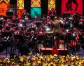 En el escenario, los arreglos florales rodeaban el borde, mientras al fondo se distinguían elementos con motivos de arte wixárika. EL INFORMADOR/A. Navarro