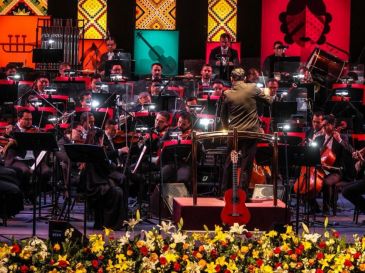 En el escenario, los arreglos florales rodeaban el borde, mientras al fondo se distinguían elementos con motivos de arte wixárika. EL INFORMADOR/A. Navarro
