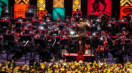 En el escenario, los arreglos florales rodeaban el borde, mientras al fondo se distinguían elementos con motivos de arte wixárika. EL INFORMADOR/A. Navarro