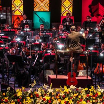 En el escenario, los arreglos florales rodeaban el borde, mientras al fondo se distinguían elementos con motivos de arte wixárika. EL INFORMADOR/A. Navarro