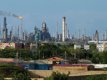 Delcy Rodríguez señala que la inyección de capital estadounidense permitirá sanear la industria petroquímica de la nación sudamericana. AP