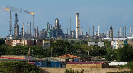 Delcy Rodríguez señala que la inyección de capital estadounidense permitirá sanear la industria petroquímica de la nación sudamericana. AP