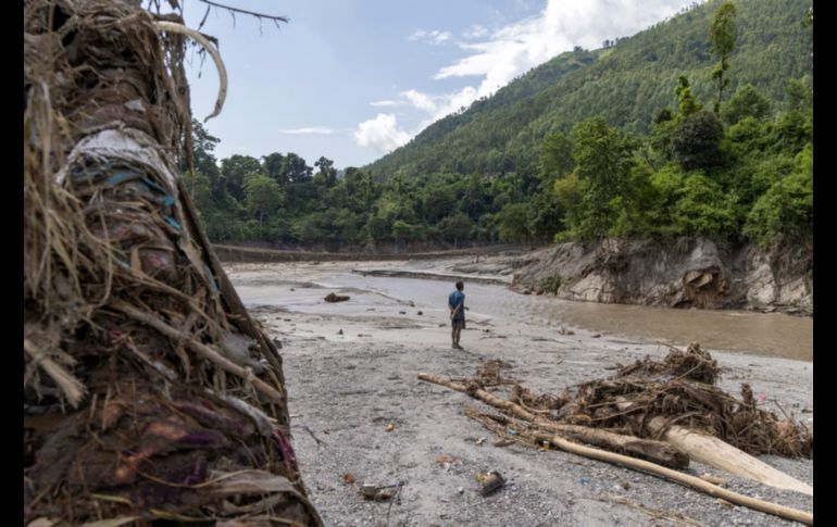 Nepal afirma que ya ha rescatado a 8 mil 730 personas en total, entre ellas a 279 en helicóptero desde los proyectos hidroeléctricos y 227 extranjeros. EFE/EPA/N. Shrstha