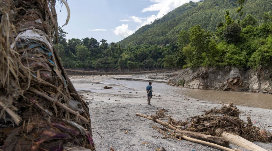 Nepal afirma que ya ha rescatado a 8 mil 730 personas en total, entre ellas a 279 en helicóptero desde los proyectos hidroeléctricos y 227 extranjeros. EFE/EPA/N. Shrstha