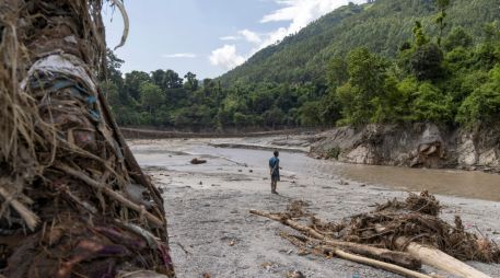 Nepal afirma que ya ha rescatado a 8 mil 730 personas en total, entre ellas a 279 en helicóptero desde los proyectos hidroeléctricos y 227 extranjeros. EFE/EPA/N. Shrstha