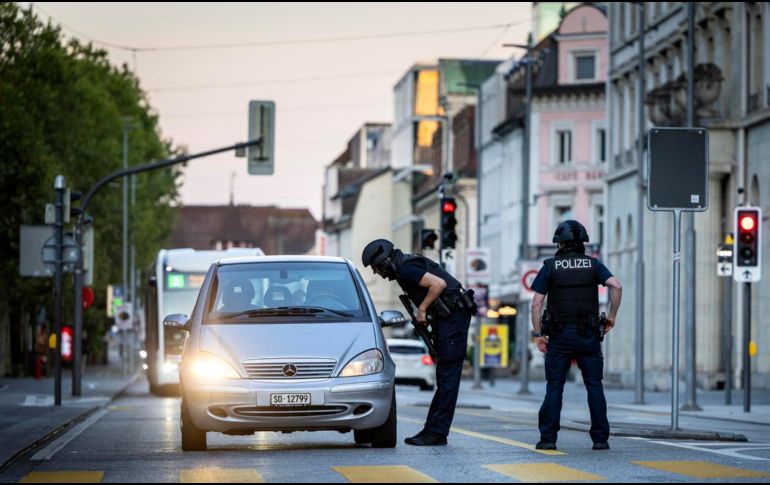 La víctima mortal del tiroteo en la fiesta en Suiza es de nacionalidad italiana, según ha confirmado el Ministerio de Exteriores de Italia, que está en contacto con las autoridades helvéticas. EFE / M. BUHOLZER