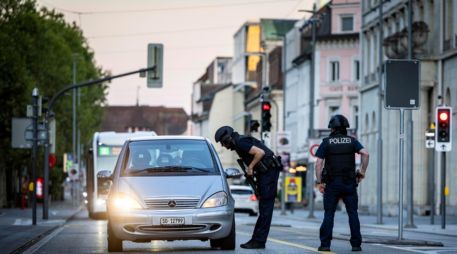 La víctima mortal del tiroteo en la fiesta en Suiza es de nacionalidad italiana, según ha confirmado el Ministerio de Exteriores de Italia, que está en contacto con las autoridades helvéticas. EFE / M. BUHOLZER