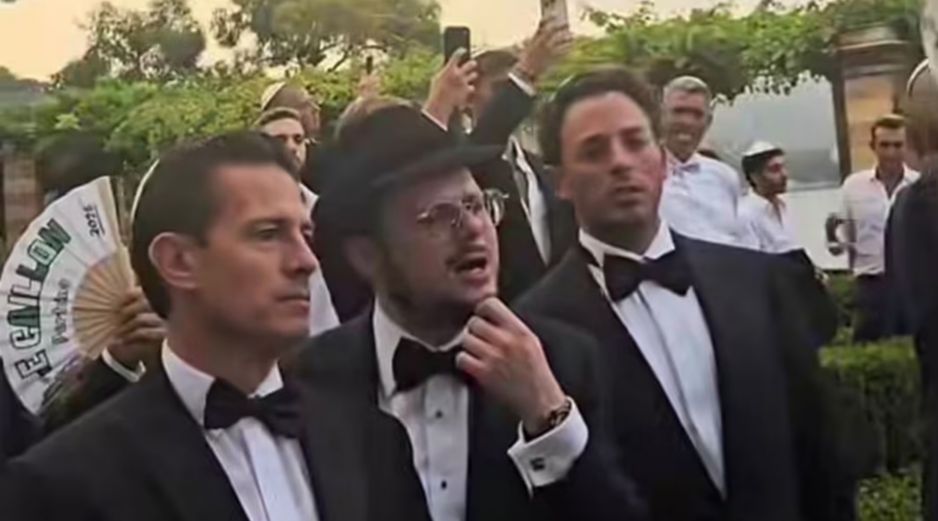 Peña Nieto reaparece en público durante la boda del cantante israelí Omer Adam, celebrada en Italia. ESPECIAL.