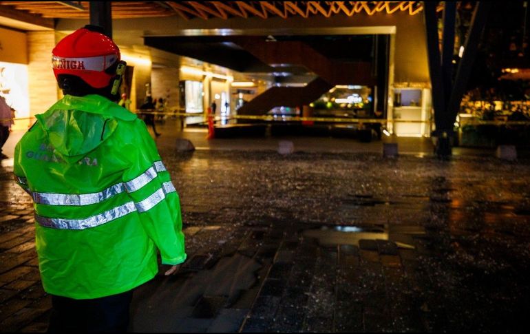 La tormenta de esta tarde provocó la caída de al menos 13 árboles y daños en plazas comerciales de Zapopan y Guadalajara. ESPECIAL/PC y Bomberos de GDL.