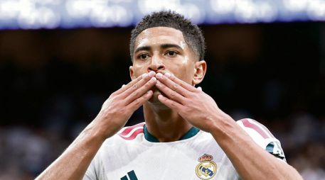 Jude Bellingham celebra el primer gol del Real Madrid en la goleada 4-0 sobre el Málaga en el Santiago Bernabéu. EFE