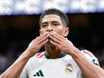 Jude Bellingham celebra el primer gol del Real Madrid en la goleada 4-0 sobre el Málaga en el Santiago Bernabéu. EFE