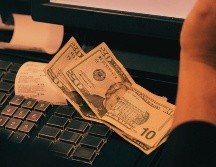 El precio del dólar vuelve a posicionarse por encima de los 17 pesos por unidad; revisa su costo en las diferentes sucursales bancarias de México. EFE / ARCHIVO