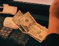 El peso mexicanos, al igual que otras monedas de América Latina, siguen ganando terreno frente al dólar; revisa su costo en las diferentes sucursales bancarias de México. EFE / ARCHIVO