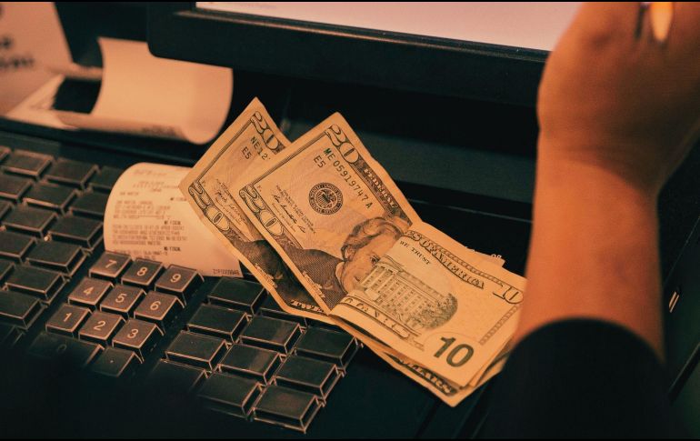 El peso mexicanos, al igual que otras monedas de América Latina, siguen ganando terreno frente al dólar; revisa su costo en las diferentes sucursales bancarias de México. EFE / ARCHIVO