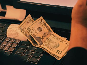 El peso mexicano sigue ganando terreno frente al dólar tras el ajuste de la Fed a la tasa de interés; revisa su costo en las diferentes sucursales bancarias de México. EFE / ARCHIVO