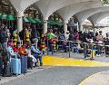 Pasajeros varados esperan afuera del Aeropuerto Internacional Jomo Kenyatta (JKIA) después de que las operaciones quedaran paralizadas por segundo día consecutivo debido a la huelga del Sindicato de Trabajadores de la Aviación de Kenia (KAWU). EFE/D. IRUNGU