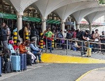 Pasajeros varados esperan afuera del Aeropuerto Internacional Jomo Kenyatta (JKIA) después de que las operaciones quedaran paralizadas por segundo día consecutivo debido a la huelga del Sindicato de Trabajadores de la Aviación de Kenia (KAWU). EFE/D. IRUNGU