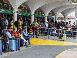 Pasajeros varados esperan afuera del Aeropuerto Internacional Jomo Kenyatta (JKIA) después de que las operaciones quedaran paralizadas por segundo día consecutivo debido a la huelga del Sindicato de Trabajadores de la Aviación de Kenia (KAWU). EFE/D. IRUNGU