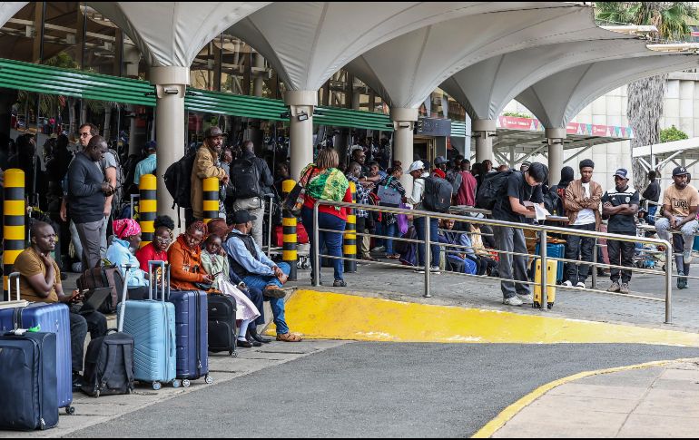 Pasajeros varados esperan afuera del Aeropuerto Internacional Jomo Kenyatta (JKIA) después de que las operaciones quedaran paralizadas por segundo día consecutivo debido a la huelga del Sindicato de Trabajadores de la Aviación de Kenia (KAWU). EFE/D. IRUNGU