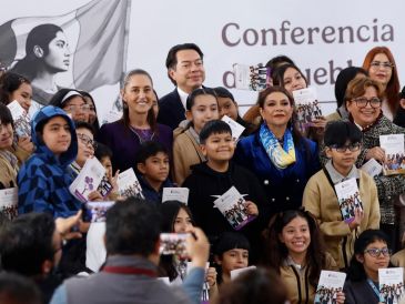 La regulación de los celulares en las escuelas ha cobrado fuerza en distintos países ante las preocupaciones sobre sus efectos en la concentración, el aprendizaje, la convivencia y la salud mental de niños y adolescentes. EFE/S. Gutiérrez