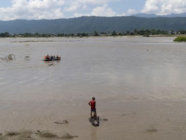 Efectivos del Ejército de Nepal buscan cuerpos a lo largo de las orillas del río Narayani, en el distrito de Chitwan (Nepal). EFE/EPA/N. Shrestha