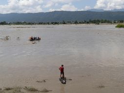 Efectivos del Ejército de Nepal buscan cuerpos a lo largo de las orillas del río Narayani, en el distrito de Chitwan (Nepal). EFE/EPA/N. Shrestha