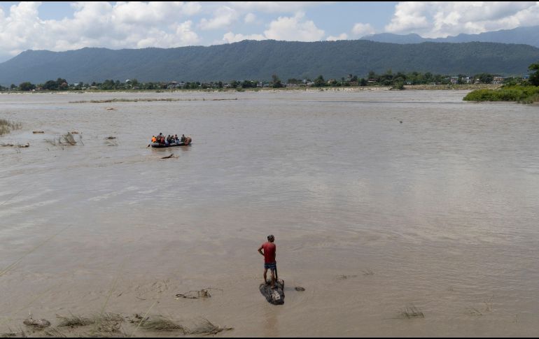 Efectivos del Ejército de Nepal buscan cuerpos a lo largo de las orillas del río Narayani, en el distrito de Chitwan (Nepal). EFE/EPA/N. Shrestha