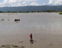 Efectivos del Ejército de Nepal buscan cuerpos a lo largo de las orillas del río Narayani, en el distrito de Chitwan (Nepal). EFE/EPA/N. Shrestha