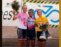 Emi, parte del A.R. Monex Pro Cycling Team U17, el mismo equipo que proyectó a Isaac del Toro a los reflectores de Europa, fue la primera en completar el circuito en Italia. X / @conadeoficial