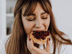 Si bien una semana no es suficiente para transformar completamente la salud, reducir el azúcar de forma constante puede ayudar a disminuir el riesgo de obesidad, diabetes tipo 2, enfermedades cardiovasculares y problemas dentales. CANVA