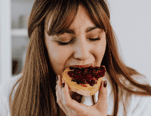 Si bien una semana no es suficiente para transformar completamente la salud, reducir el azúcar de forma constante puede ayudar a disminuir el riesgo de obesidad, diabetes tipo 2, enfermedades cardiovasculares y problemas dentales. CANVA