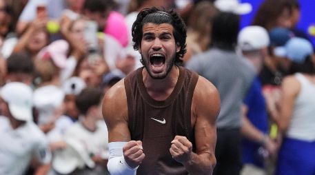 El próximo rival de Alcaraz será el portugués Jaime Faría, que se impuso por 6-3, 7-6(4), 4-6, 1-6 y 6-2 al estadounidense Jenson Brooksby. EFE / S. Schaefer
