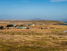 En 2013, las cerca de tres mil personas que viven en las Malvinas apoyaron en un referéndum, con más del 99%, seguir como territorio británico. UNSPLASH