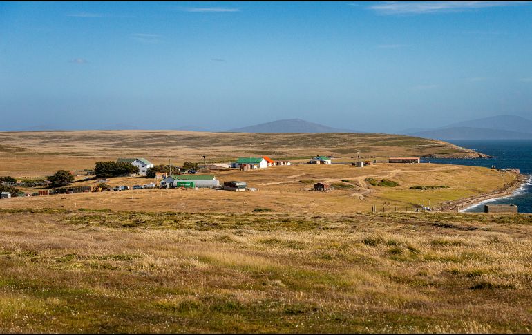 En 2013, las cerca de tres mil personas que viven en las Malvinas apoyaron en un referéndum, con más del 99%, seguir como territorio británico. UNSPLASH