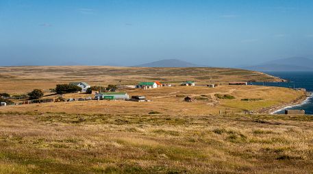 En 2013, las cerca de tres mil personas que viven en las Malvinas apoyaron en un referéndum, con más del 99%, seguir como territorio británico. UNSPLASH