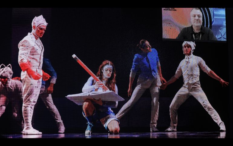 Las novedades incluyen un cubo escenográfico de siete metros, proyecciones avanzadas y un sistema de iluminación que rastrea automáticamente a los 53 artistas en escena. EL INFORMADOR/J. Acosta