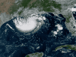 Especialistas señalaron que estas tormentas pueden producir tasas de lluvia de 3 a 4 pulgadas por hora, lo que rápidamente colapsará calles y carreteras, subrayando que el riesgo es alto a pesar de que los suelos se encuentran muy secos tras el mes de agosto. NOAA ESPECIAL