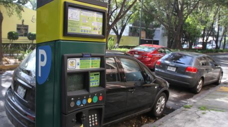 La tarifa autorizada en los parquímetros de Ecoparq es de $3.40 por cada 15 minutos de estacionamiento. AFP/ARCHIVO